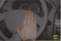 . 5 — выключатель звукового сигнала и подушка безопасности водителя